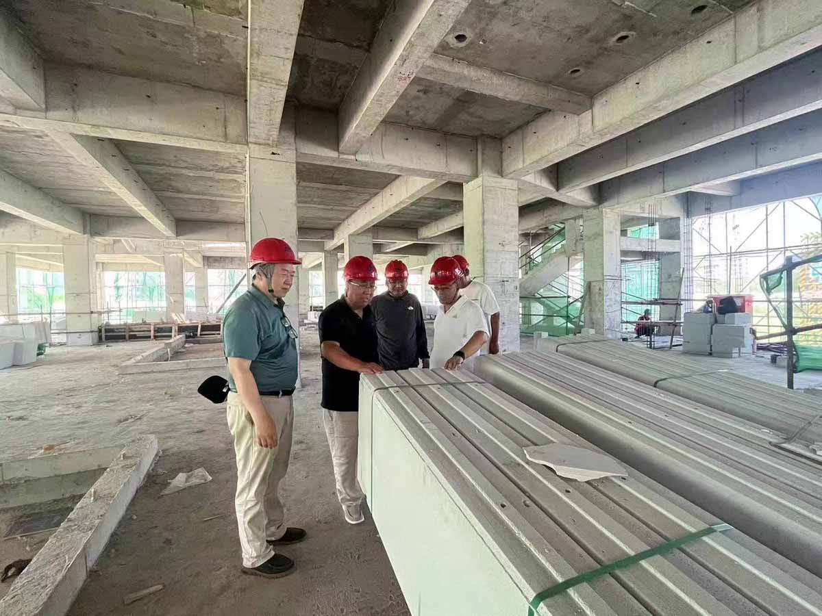 检查35#幼儿园房建项目条板安装质量及现场施工安全.jpg