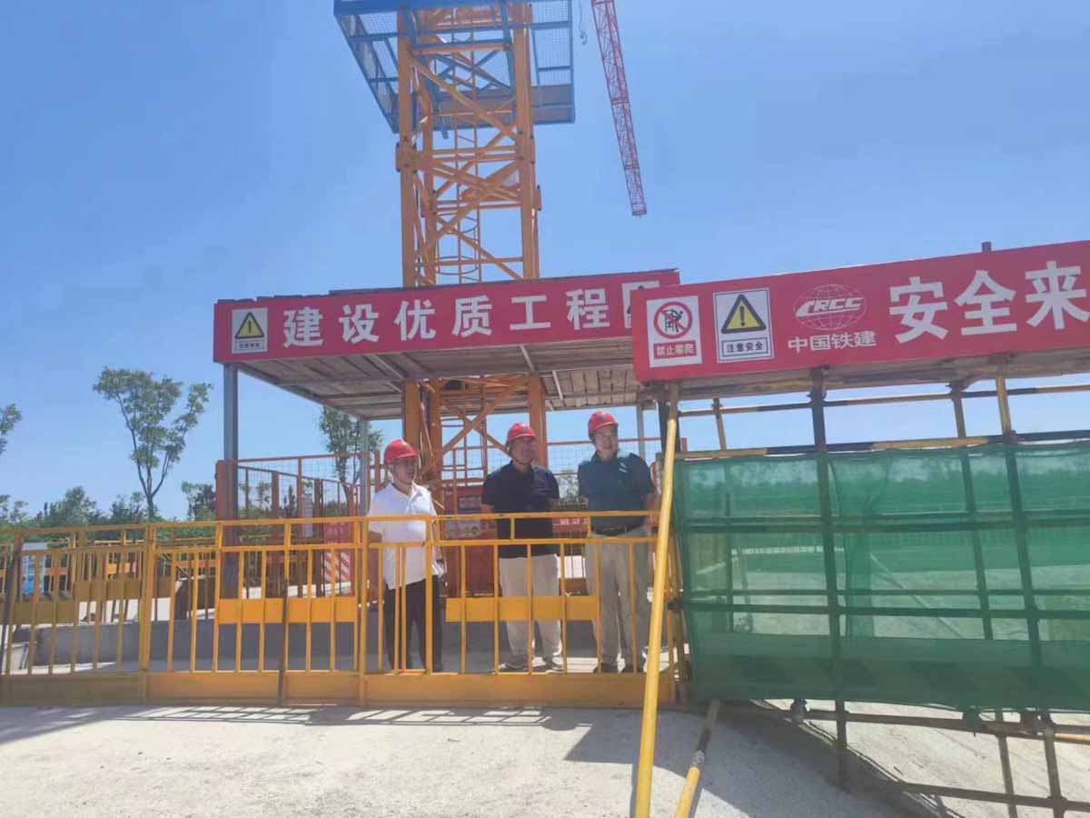 检查丽水道雨水泵站市政项目基础施工质量及深基坑作业安全.jpg